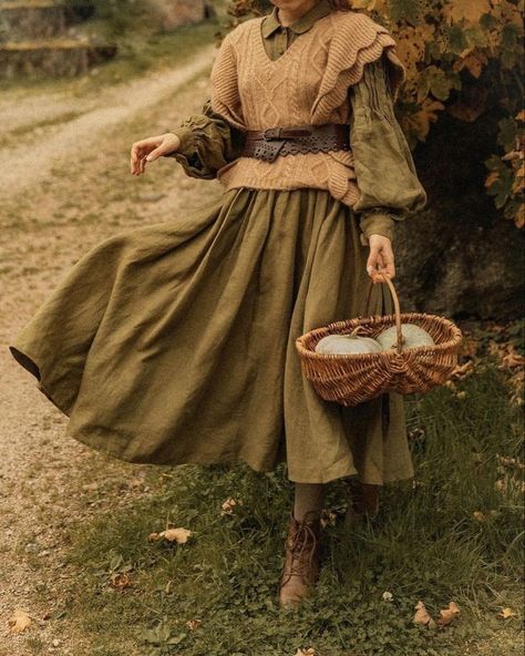 Anne Of Green Gables Fashion, Hobbit Picnic, Hobbit Costumes, Hobbit Core, Hobbit Aesthetic, Vintage Halloween Costumes, Hobbit Party, Cute Profile, Ren Faire Costume