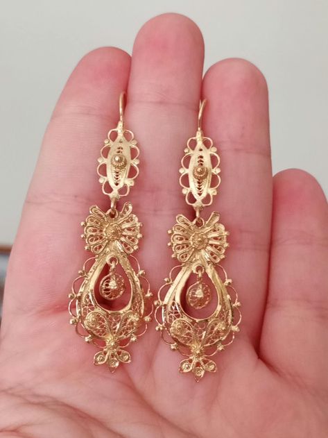 Traditional Princess Filigree Earrings, from Minho Region in Portugal, in Gold Vermeil, hallmarked (Goldplated 925 Sterling Silver).  6 cm long, Medium Size Beautiful Handmade work! Will be sent in our Jewellery Box with Certificate of Authenticity and Polishing Cloth. New and never used!  A great gift idea! Very delicated and pretty. Spanish Earrings, Victorian Gold Earrings, Portuguese Jewelry, Ornate Jewelry, Gold Filigree Earrings, Dangler Earrings, Historical Jewellery, Filigree Jewelry, Filigree Earrings