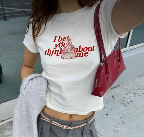 I Bet You Think About Me, Taylor Swift 90s Baby Tee Taylor Swift 90s, Me Taylor Swift, Bauchfreies Top, Taylor Swift Shirts, Baby Tees Y2k, 90s Baby, Cute Shirt Designs, Y2k Baby Tee, Shirt Tucked In