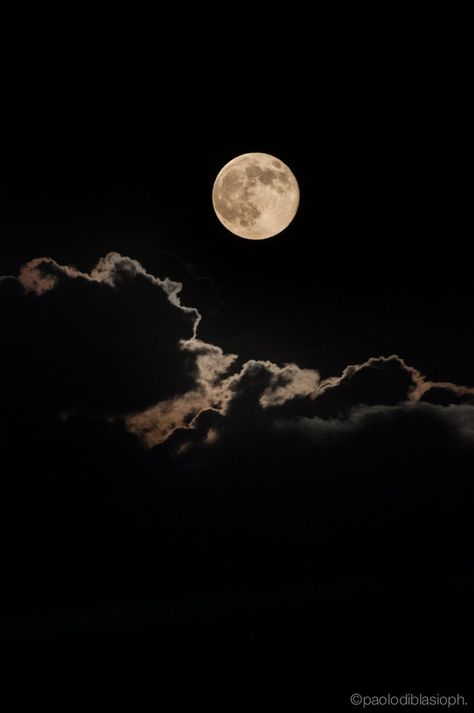 Ed Wallpaper, Night Sky Moon, Seni Arab, Moonlight Photography, Big Moon, Shoot The Moon, The Moon Is Beautiful, Sky Moon, Moon Pictures