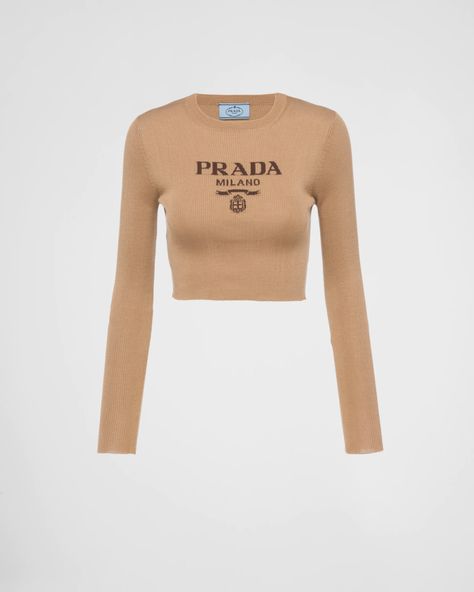 Pragmatism and everyday life inspire a series of simple silhouettes that contrast with eclectic ensembles and eye-catching garments, creating new languages and balances. Defined by its slim-fit silhouette and ribbed knit, this long-sleeved crop top is made of silk and features the intarsia lettering logo on the front. Prada Clothes Women, Prada Clothes, Slippers Outfit, Logo Women, Silk Sweater, Lettering Logo, Casual Street Style, Knitwear Women, Long Sleeve Crop Top