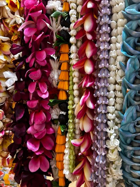 hawaiian lei, lei flower, string lei, hawaii flowers, native hawaiian plants, lei drawing Hawaiian Lays Flowers, Native Hawaiian Flowers, Hawaiian Culture Aesthetic, Lei Aesthetic, Lei Drawing, Native Hawaiian Plants, Lei Hawaii, Pikake Flower, Lei Poo