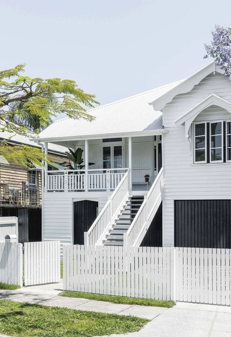 A classic, all-white timber Queenslander in Brisbane Queenslander Homes Exterior, Modern Queenslander, Hamptons House Exterior, Queenslander Renovation, Queenslander House, Weatherboard House, Sala Grande, Pintura Exterior, Fotografi Vintage