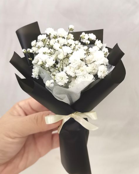 Miniature look cute Miniatures, Real Flower Bouquet, Hand Tied Bouquet, Mini Hands, Real Flowers, Flower Shop, Relationship Goals, Flowers Bouquet, Shop Design