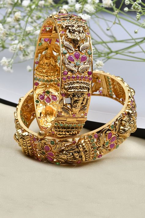 Temple Jewellery Designs, Indian Wedding Rings, Designer Bangles, Stone Bangles, Bangle Design, Gold Temple Jewellery, Pearl Jewelry Wedding, Gold Jewelry Sets, Bride Jewelry