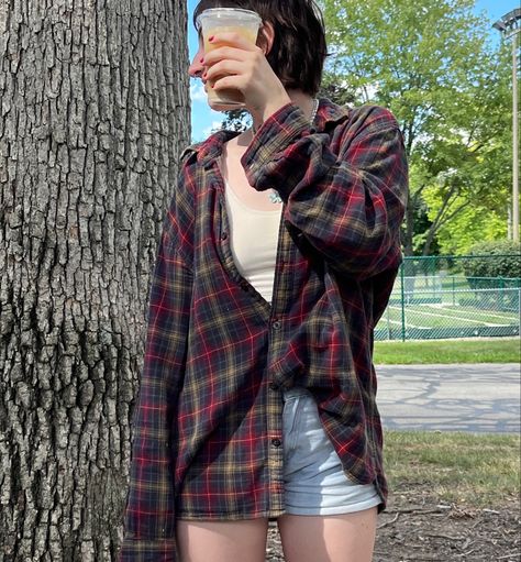 fall outfit grunge red nails Red Flannel Outfit Aesthetic, Fall Outfit Grunge, Red Flannel Outfit, Flannel Outfits Aesthetic, Grunge Outfits Fall, Girl Fall Outfits, Outfit Grunge, Girls Flannel, Flannel Outfits