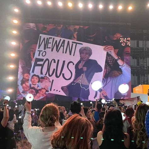 Concert Signs, Fan Signs, What The Hell, Forever Family, Bts Concert, Concert Posters, Bts Twt, Concert Outfit, Lee Know