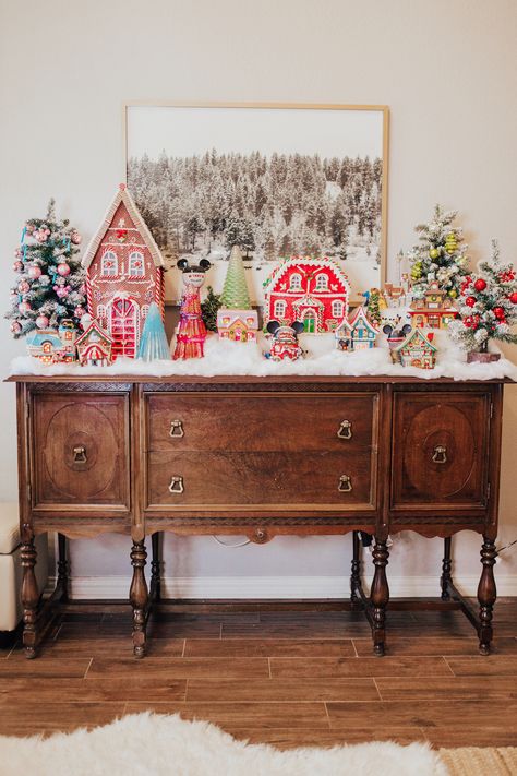 Disney Christmas Village, Christmas Village Display Ideas, Village Display Ideas, Vintage Jul, Christmas Village Accessories, Diy Jul, Christmas Village Display, Village Display, Christmas Inspo