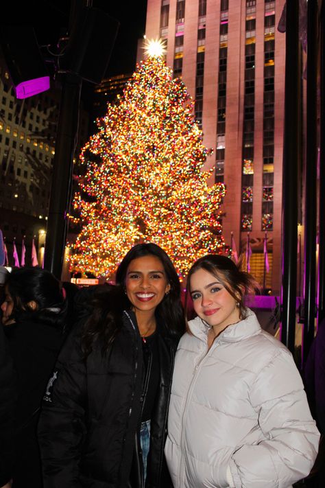 Nyc Instagram Pictures Christmas, Rockefeller Center Picture Ideas, Christmas Nyc Photoshoot, New York Christmas Photoshoot, Nyc Outfits Christmas, New York Christmas Picture Ideas, New York Winter Pictures, Nyc Christmas Pictures, Nyc Pic Inspo Winter