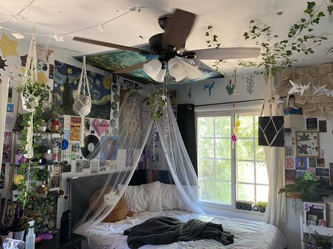 Room Ideas Aesthetic For Big Rooms, Loft Bed Grunge Room, Room Idea Grunge, Grunge Teenage Room, Grunge Bed Ideas, Bedroom Inspirations Teenage Grunge, Aestethic Room Ideas, Aestethic Room Vintage, Aestethic Room Decor Ideas