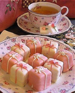 Afternoon Tea / TEA. Pink petit fors. Petit Four Recipes, Recipes Chili, Tea Party Menu, Pasta Bread, Victorian Tea Party, Sandwich Lunch, Bread Sandwich, Pastel Cupcakes, Tea Party Food