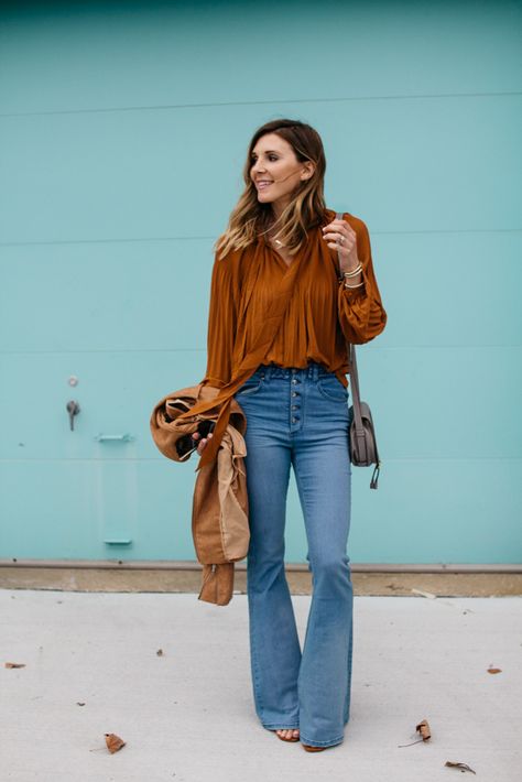 FALL TONES : Cella Jane waysify Preppy Boho Outfits, Southwest Style Clothing, Fall Dressy Casual, Outfits Calor, Bottom Outfits, Flare Jeans Outfit, Fall Tones, Flattering Outfits, High Waisted Flare Jeans