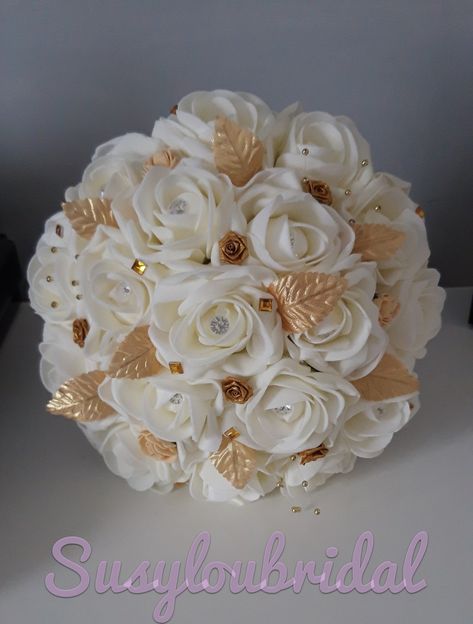 White And Gold Wedding Flowers Bridal Bouquets, Ramo Natural Quinceanera, Quinceanera Flowers, Gold Wedding Flowers, Quinceanera Dresses Gold, Elegant Wedding Bouquets, Gold Bouquet, Artificial Wedding Bouquets, Blush Bouquet