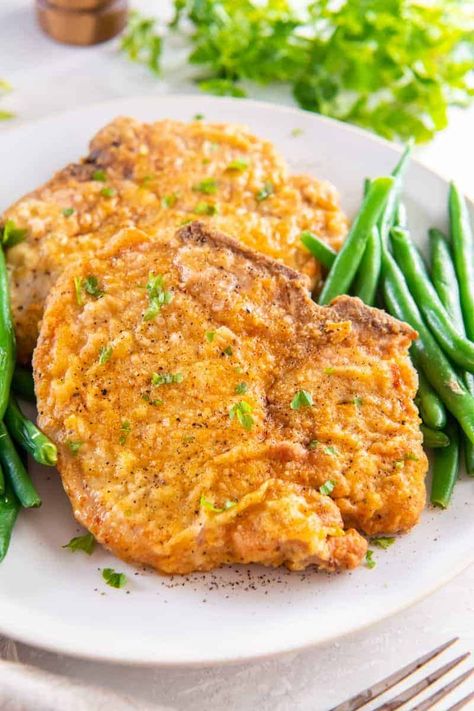 Everything you love in a classic fried pork chop, but made in the air fryer with this crispy and delicious version! Pork Chop Air Fryer Recipes, Air Fryer Fried Pork Chops, Air Fry Pork Chops, Delicious Air Fryer Recipes, Pork Dinners, Air Fryer Pork, Pork Chops And Gravy, Air Fryer Pork Chops, Slow Cooker Dinner Recipes