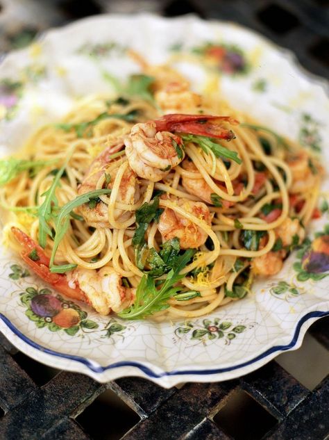 Spaghetti with prawns and rocket (Spaghetti con gamberetti e rucola) Prawn Pasta Recipe, Jamie Oliver Pasta, Prawn Spaghetti, Prawn Pasta, Jamie Oliver Recipes, Lemon Pasta, Shrimp Pasta Recipes, Seafood Pasta, Appetizer Salads