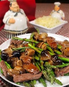 Stir-Fry Beef with Asparagus or Green Beans - The I Do Cookbook Beef Asparagus Stir Fry, Beef With Asparagus Stir Fry, Beef With Asparagus, Chicken Fajitas Crockpot, Asparagus Stir Fry, Garlic Beef, Sliced Steak, Beef Tips, Fried Beef