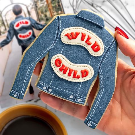 Custom Levi’s denim jacket cookie. Amazing Food Decoration, Cupcakes Decorados, Pastry Art, Baby Cookies, Creative Cookies, Beautiful Cookies, Levis Jacket, Dessert Lover, Iced Cookies