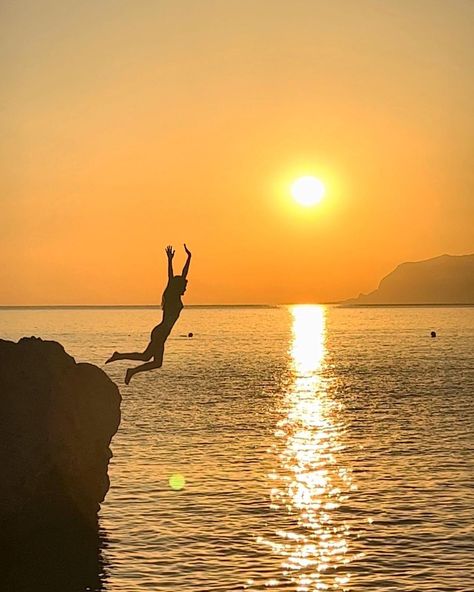 Beach Orange Aesthetic, Nostalgic Beach Aesthetic, Warm Sunset Aesthetic, Sun Bathing Aesthetic, Sun Person Aesthetic, Brown Summer Aesthetic, Warm Tone Aesthetic, Warm Summer Aesthetic, Retro Summer Aesthetic