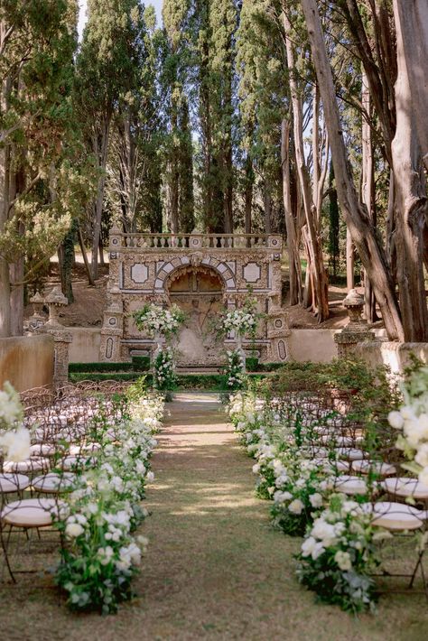 Wedding Ideas Italy Romantic, Wedding In Villa, Florence Wedding Venues, Villa Gamberaia Wedding, Italian Villa Wedding Ceremony, Italian Courtyard Wedding, Italian Garden Wedding Decor, Old School Italian Wedding, Italian Villa Wedding Aesthetic