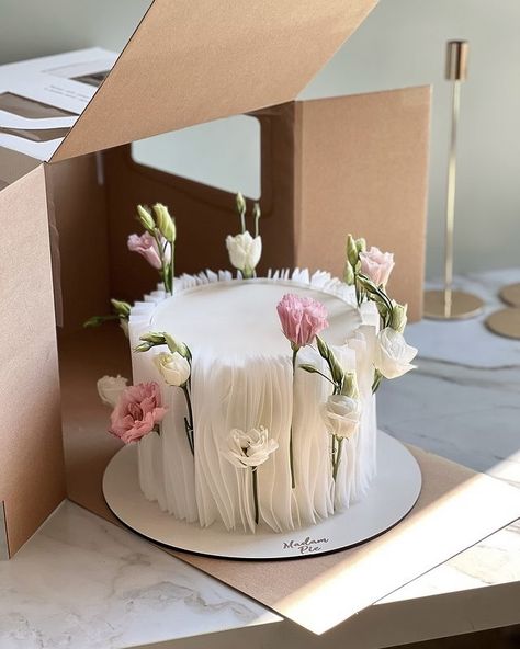 Birthday Cake Decorating Ideas, Cake With Flowers, Elegant Birthday Cakes, Mini Cakes Birthday, Cake Decorating Ideas, Simple Birthday, Beautiful Birthday Cakes, Creative Birthday Cakes, Creative Birthday