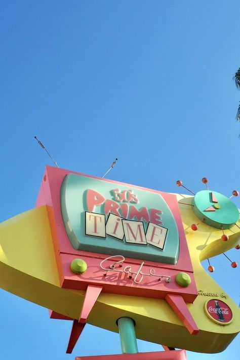 Calling All Cool Cats: 8 Reasons You Need to Dine at Disney's 50's Prime Time Café Googie Aesthetic, Cool Signs, Cafe Concert, Retro Signs, Retro Diner, Retro Sign, Vintage Memory, Old Signs, Prime Time