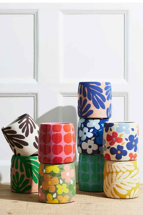 Looking to add a pop of color to your outdoor space? Check out these 10 beautiful garden pottery painting ideas! From vibrant floral designs to intricate patterns, these DIY projects will bring life to your garden. Get inspired to create your own masterpiece with these stunning garden pottery painting ideas. Plain Kitchen, Painted Pots Diy, Tanah Liat, Keramik Design, Garden Pottery, Pottery Crafts, Diy Pottery, Ceramics Ideas Pottery, Pottery Designs