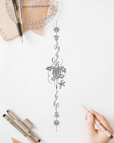 Tropisches Tattoo, Beachy Tattoos, Turtle Tattoo Designs, Spine Tattoos For Women, Turtle Tattoo, Cute Tattoos For Women, Discreet Tattoos, Girly Tattoos, Spine Tattoos