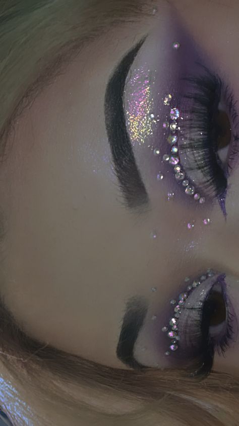 Gem Wing Makeup, Creative Makeup Looks With Gems, Glitter Purple Eye Makeup, Purple Crease Eyeshadow, Pink Rave Makeup Looks, Royal Purple Makeup, Majestic Makeup Looks, Purple Glam Eyeshadow, Purple Christmas Makeup