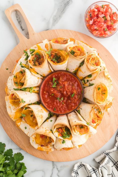 This Blooming Quesadilla Ring features chicken quesadillas rolled into cones and layered with shredded cheese for a super cheesy, easy party appetizer that's guaranteed to impress. Serve with salsa or your favorite dipping sauce. Blooming Quesadilla Ring, Blooming Quesadilla, Quesadilla Ring, Best Party Appetizers, Chicken Wontons, Popper Dip, Hot Cheese, Party Appetizers Easy, Cooking Chicken To Shred