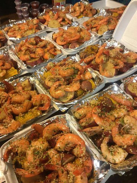 Seafood boil Birthday Seafood Boil, Seafood Bar Ideas, Seafood Boil Birthday Party Ideas, Seafood Boil Party Table Settings, Seafood Boil Party Ideas, Seafood Broil, Seafood Dinner Party, Seafood Boil Party, Seafood Plates