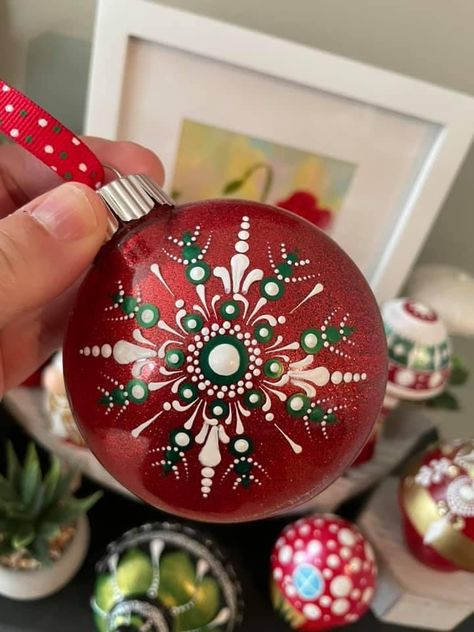 Mandala Dot Painting Christmas Ornaments, Dot Painted Ornaments, Mandala Christmas Ornaments Diy, Dotted Christmas Ornaments, Dot Art Christmas Ornaments, Dot Mandala Christmas Ornaments, Dot Art Ornaments, Dot Painted Christmas Ornaments, Handpainted Christmas Ornament