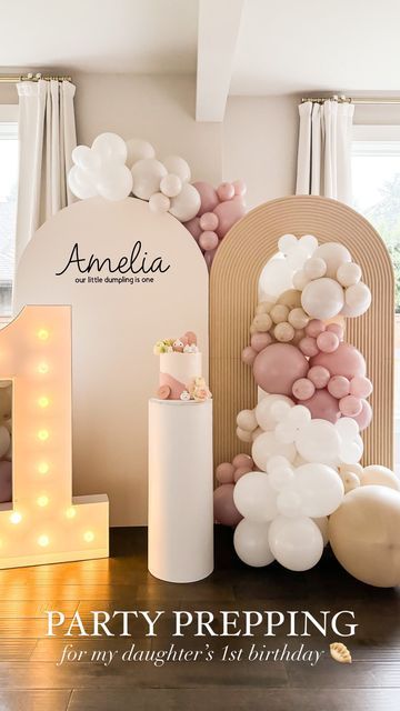 First Birthday Girl Balloons, Balloons Backdrop, Backdrop Flowers, 2023 Party, Birthday Props, 1 Year Birthday, Cakes And Cookies, Instagram Party, Photo Board