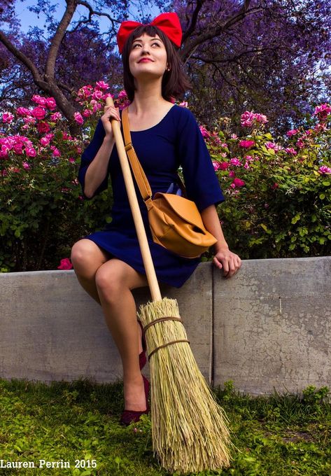 Kiki from Kiki's Delivery Service                                                                                                                                                     More Cosplay Ideas For Beginners, Easy Cosplay Costumes, Halloween Costumes Coraline, Simple Cosplay Ideas, Kiki's Delivery Service Cosplay, Kiki Cosplay, Easy Cosplay Ideas, Cosplay Ideas Women, Anime Cosplay Ideas