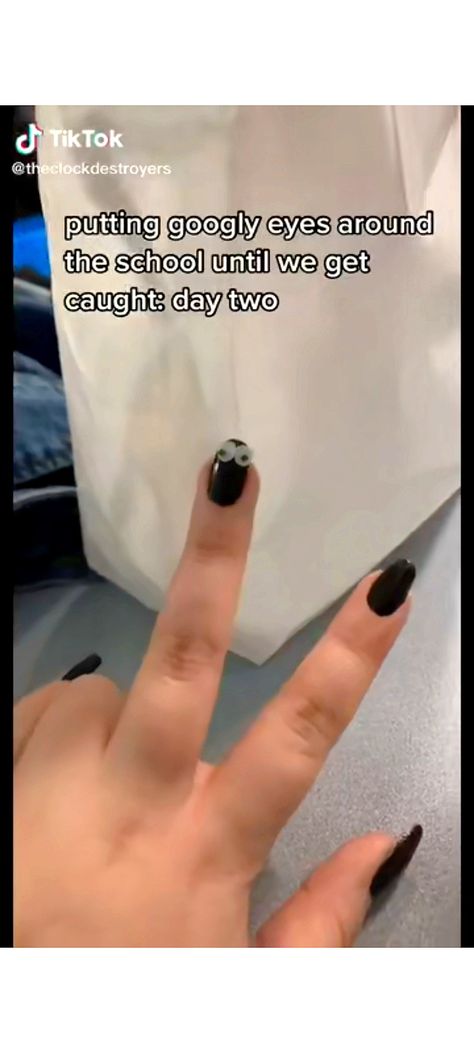 School prank went through my sight. Looks good for a fun nail idea. Pranks Ideas For School, Funny Teacher Pranks, Locker Pranks, Senior Prank Ideas, Senior Year Pranks, Best Senior Pranks, High School Pranks, Derpy Animals, House Pranks