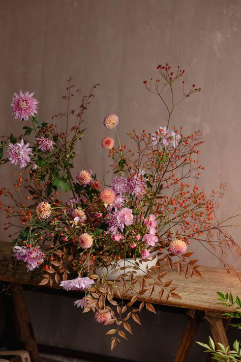 Dried Flower Installation, Fall Wedding Floral Arrangements, Autumn Flower Arrangements, Wild Flower Arrangements, Beauty Bush, Floral Vases, Fancy Flowers, Fall Floral Arrangements, Flower Installation