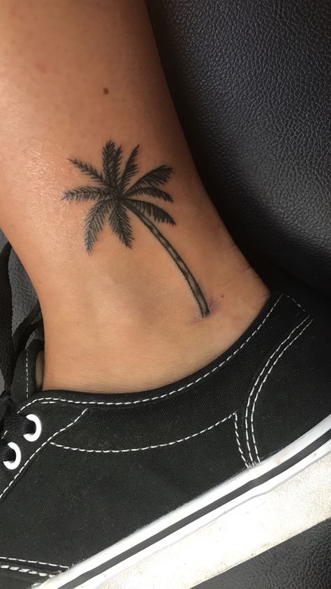 SPB Palm Tree Tattoo On Ankle, Palm Tree Tattoo Placement, Two Palm Tree Tattoo, Palm Tattoo Design, Palm Tree Tattoo Ideas, Tattoo Palm Tree, Tropisches Tattoo, Discrete Tattoo, Palm Tree Tattoos