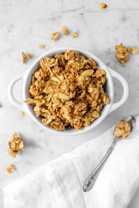 Better than store bought 15 Minute Stovetop Vanilla Granola. Yes, you can actually make granola at home with things you already have in your pantry! It's... Stovetop Granola, Make Granola, Vanilla Granola, Homemade Brunch, Easy Granola Recipe, Breakfast Recipes Easy Quick, Granola Recipe Healthy, Bakers Table, Granola Recipe Homemade