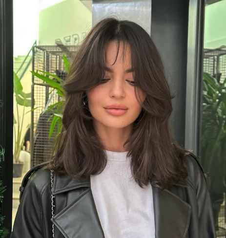 Dark Brown Face Framing Layers Layers Around The Face Medium, Natural Brown Hair Medium Length, Haircuts For Short Length Hair, Layer Shoulder Length Hair, Haircut Summer 2024, Elizabeth Hairstyle, Below Shoulder Haircut, Shoulder Length Hairstyle Women, Summer Haircuts 2024