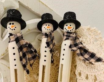 Snowman Clothespin, Snowman Magnets, Christmas Ornaments Homemade Kids, Clothes Pin Ornaments, Clothespin Crafts Christmas, Christmas Magnets, Clothespin Diy Crafts, Wooden Clothespin Crafts, Clothespin Magnets