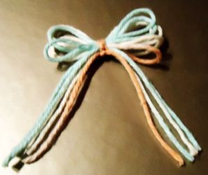 How To Make A Bow With Yarn, Twine Bows Diy, Yarn Bows, How To Makw, Package Bows, Twine Diy, Yarn Trees, Twine Bow, Homemade Bows