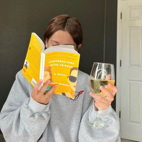 reading book drinking wine aesthetic booksta inspo Book Club Photos, Cottage Bookstore, Bookstagram Content Ideas, Books Photography Aesthetic, Bookstagram Photo Ideas, Adulting Aesthetic, Wine And Reading, Reading Photoshoot, Studious Aesthetic