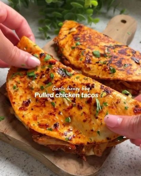 Food Prep Gram on Instagram: "Garlic honey BBQ pulled chicken tacos Recipe😋 Would you Eat or Pass?🌮 🎥creator: @veryhungrygreek   📝 Swipe for the ingredients   👉Follow @foodprepgram for daily food posts ❤️Like & Share with your friends" Pull Apart Chicken Tacos, Pulled Chicken Tacos, Japanese Street Food Recipes, Bbq Pulled Chicken, Garlic Honey, Honey Bbq Chicken, Chicken And Chips, Chicken Taco Recipes, Indian Street Food Recipes