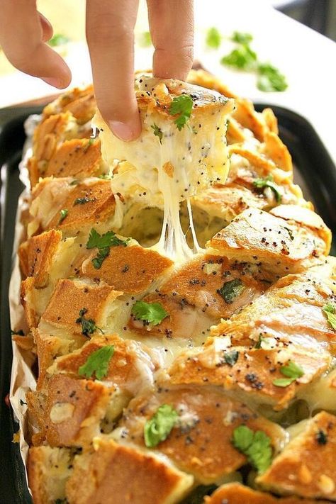 #garlicbread bites Stuffed Cheesy Bread, Makanan Italia, Sommer Mad, Stuffed Bread, Pan Relleno, Fingerfood Party, Superbowl Appetizers, Cheesy Bread, Delicious Snacks