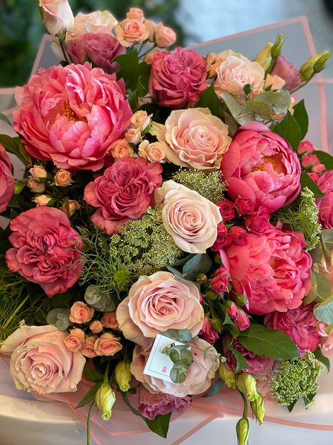 French Florist, French Roses, Luxury Flower Bouquets, Boquette Flowers, Nothing But Flowers, Flower Therapy, Beautiful Bouquet Of Flowers, Beautiful Flower Arrangements, Luxury Flowers