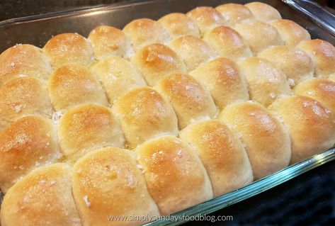 Biscuit Rolls Recipes, Parker House Rolls Recipe, Bread Machine Recipes Sweet, Yeast Rolls Recipe, Buttery Rolls, Bbq Appetizers, Parker House Rolls, Homemade Rolls, Easter Menu