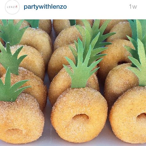 Pineapple shower or party food ideas | pineapple donut dessert inspiration for party menu Easy Luau Decorations, Aloha 40 Birthday Party, Pineapple Birthday Cake, Hawai Party, Tropisk Fest, Kids Luau, Nye 2024, Pineapple Birthday, Aloha Party