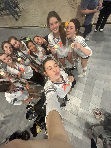 Volleyball Cute Pictures, First Place Medal Aesthetic, 1st Place Medal Aesthetic, Volleyball Tournament Aesthetic, Volleyball Team Aesthetic, Volleyball Group Pictures, Volleyball Nationals, Basic Boy Outfit, 1st Place Medal