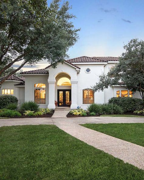 Beautiful Texas Homes, Housing Styles, Austin Texas Homes, Coffee Table Magazine, Real Estate Luxury, Luxury Real Estate Marketing, Homes Luxury, Home Magazine, Texas Homes