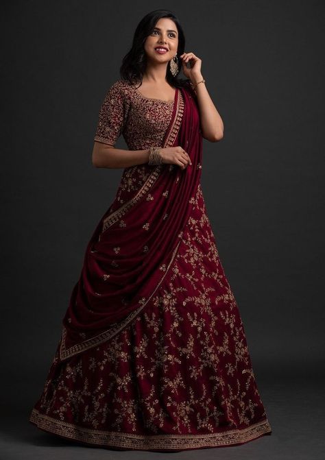 https://youtu.be/X-sYC71vEI8 Indian Bridesmaid Dresses, Simple Lehenga, Lehenga Saree Design, Bridal Sarees South Indian, Half Saree Lehenga, Long Gown Design, Wedding Lehenga Designs, Lehenga Designs Simple, Indian Bride Outfits