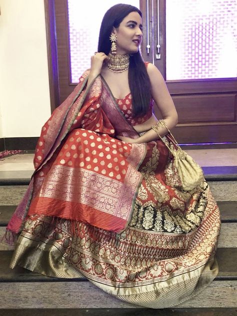 Jasmin Bhasin in Bridal Red Benarasi Warp ‘n Weft Handloom Lehenga Benarasi Lehengas, Jasmine Bhasin, Jasmin Bhasin, Lehnga Dress, Salwar Kamiz, Indian Bridal Dress, Indian Lehenga, Indian Wedding Outfits, Lehenga Designs